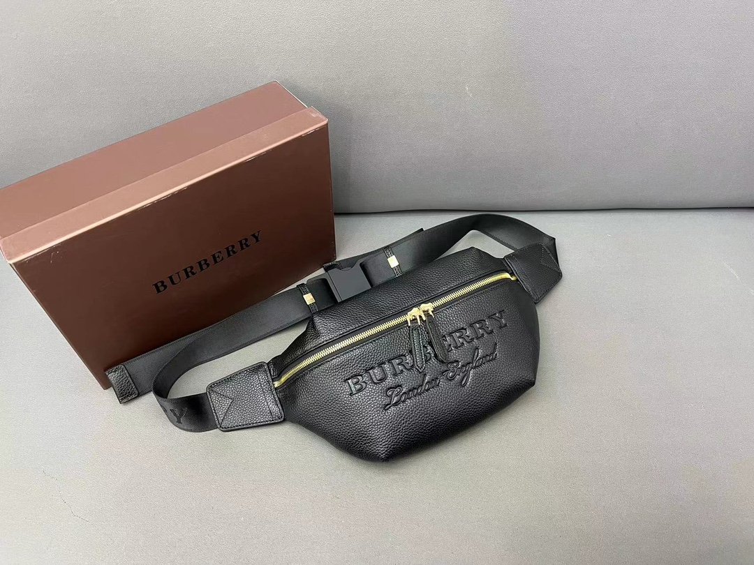 Burberry バーバリー 牛革のウエストバッグ。男女兼用のチェストバッグ、斜め掛けバッグです。