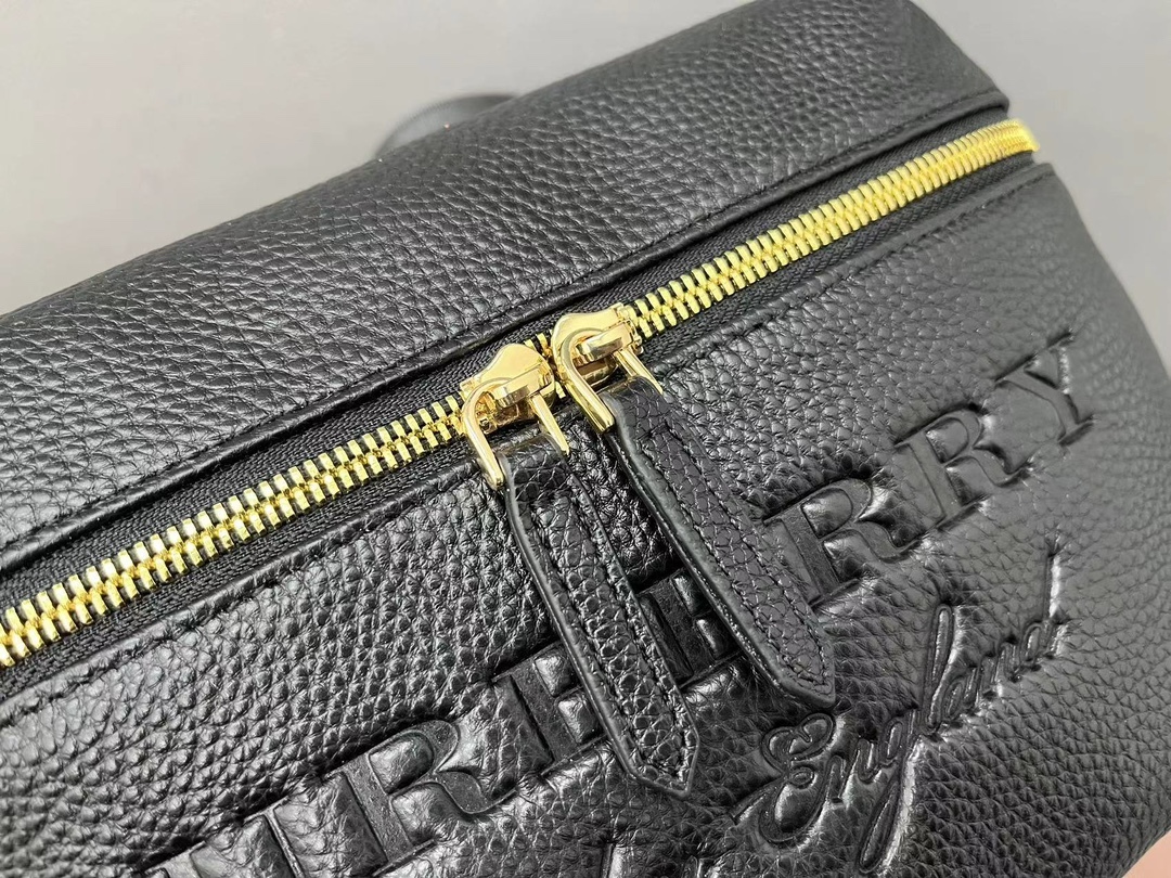 Burberry バーバリー 牛革のウエストバッグ。男女兼用のチェストバッグ、斜め掛けバッグです。