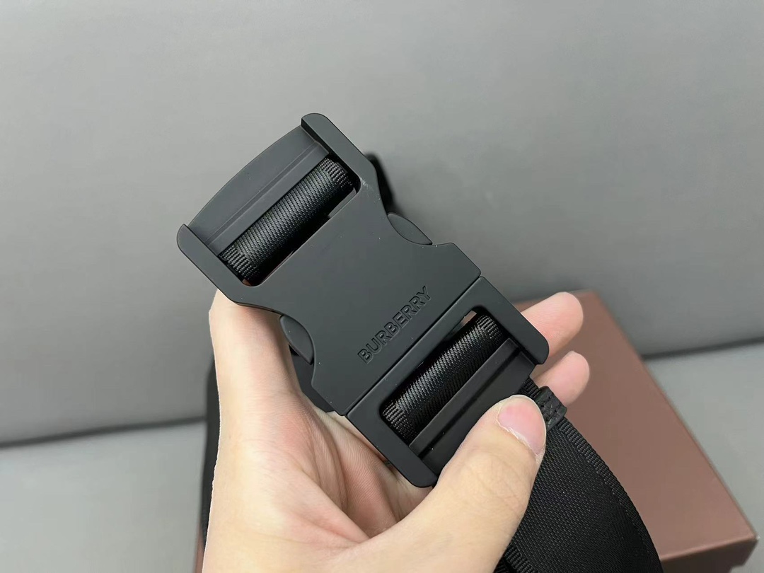 Burberry バーバリー 牛革のウエストバッグ。男女兼用のチェストバッグ、斜め掛けバッグです。