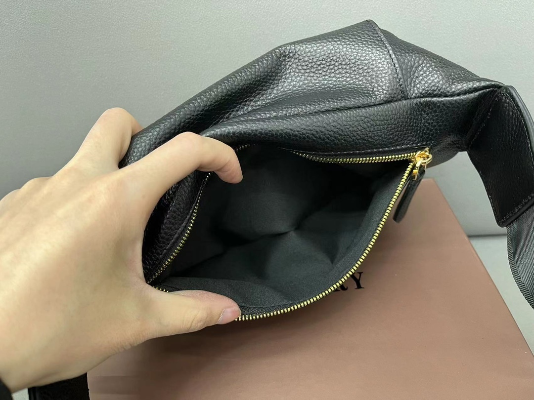 Burberry バーバリー 牛革のウエストバッグ。男女兼用のチェストバッグ、斜め掛けバッグです。