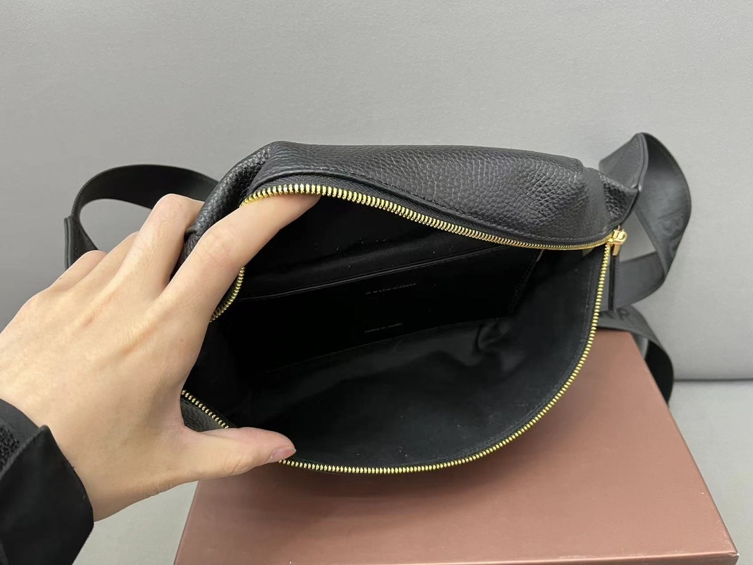 Burberry バーバリー 牛革のウエストバッグ。男女兼用のチェストバッグ、斜め掛けバッグです。