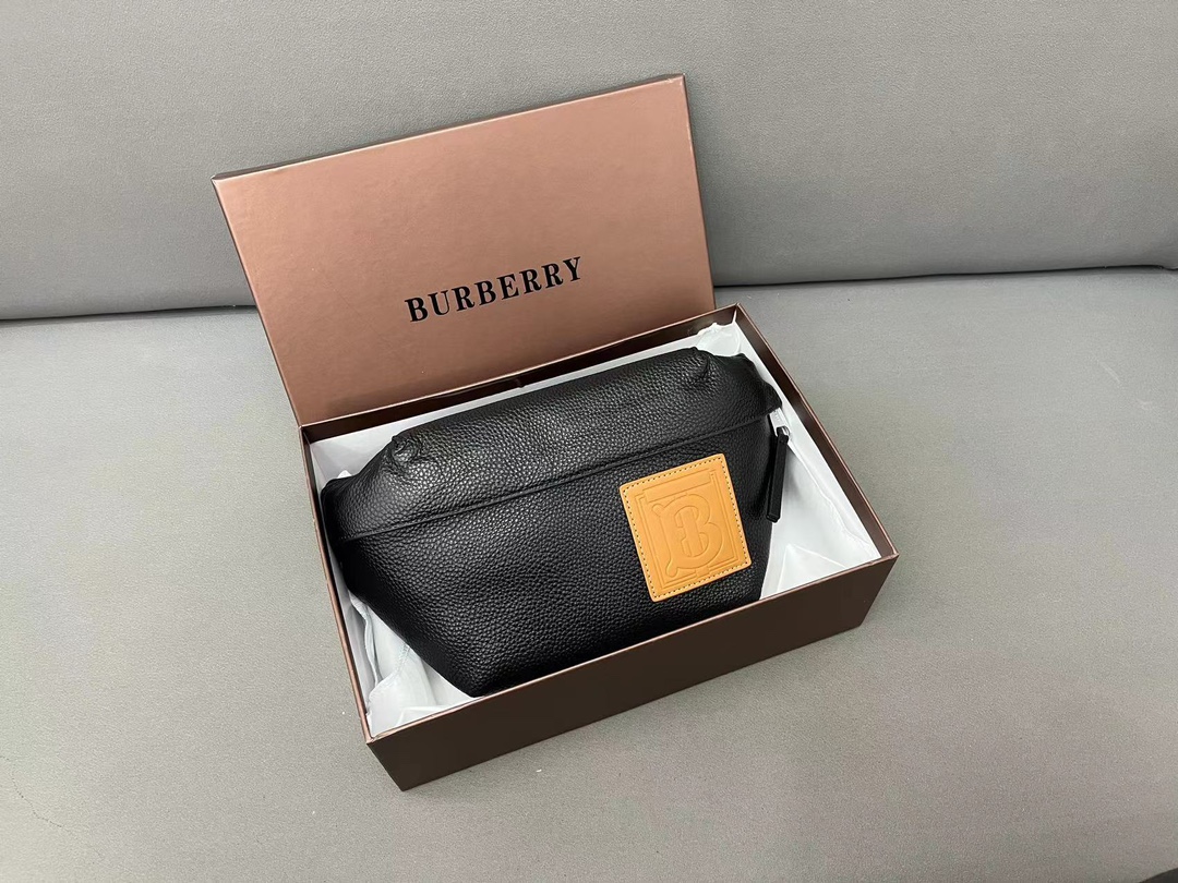 Burberry バーバリー 牛革のウエストバッグです。男女兼用のチェストバッグ、斜め掛けバッグとしても使用できます。