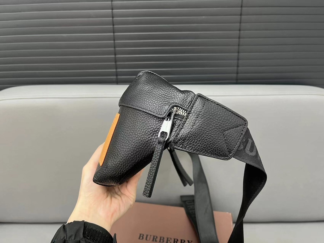 Burberry バーバリー 牛革のウエストバッグです。男女兼用のチェストバッグ、斜め掛けバッグとしても使用できます。
