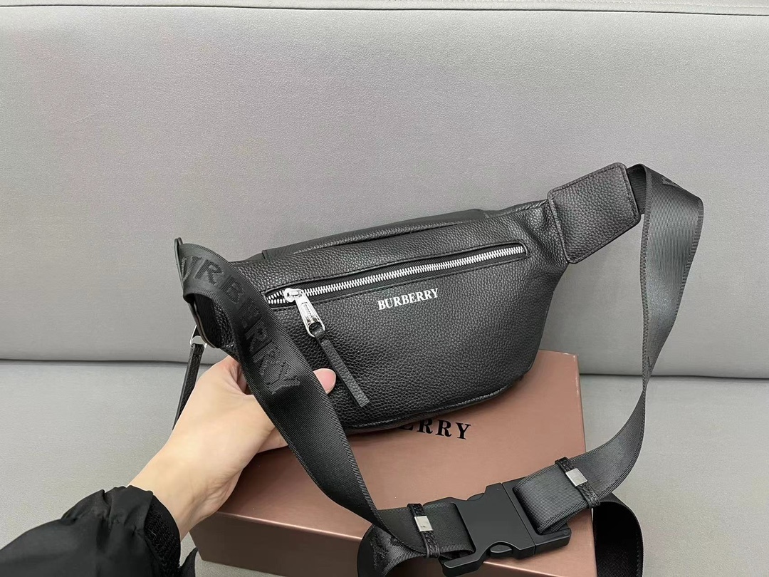 Burberry バーバリー 牛革のウエストバッグです。男女兼用のチェストバッグ、斜め掛けバッグとしても使用できます。