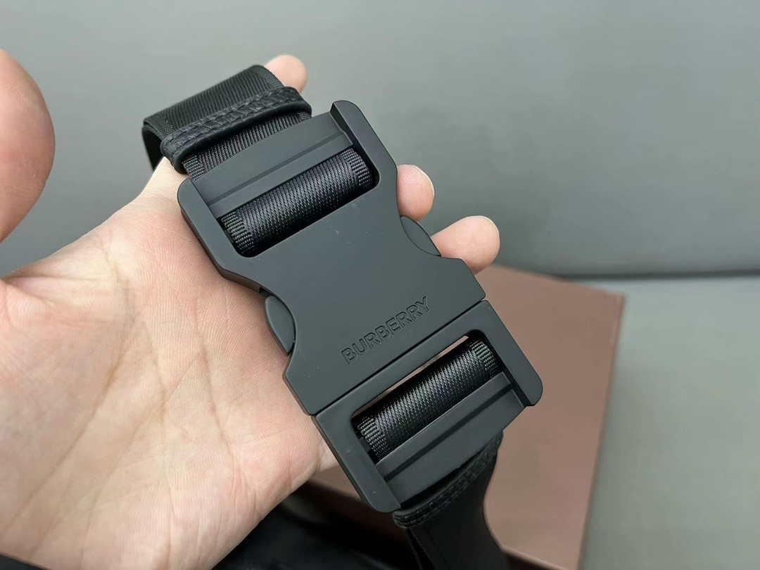 Burberry バーバリー 牛革のウエストバッグです。男女兼用のチェストバッグ、斜め掛けバッグとしても使用できます。