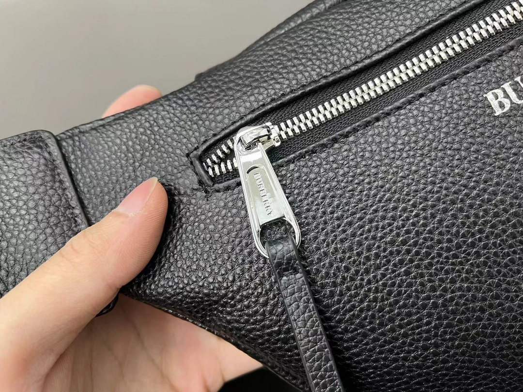 Burberry バーバリー 牛革のウエストバッグです。男女兼用のチェストバッグ、斜め掛けバッグとしても使用できます。