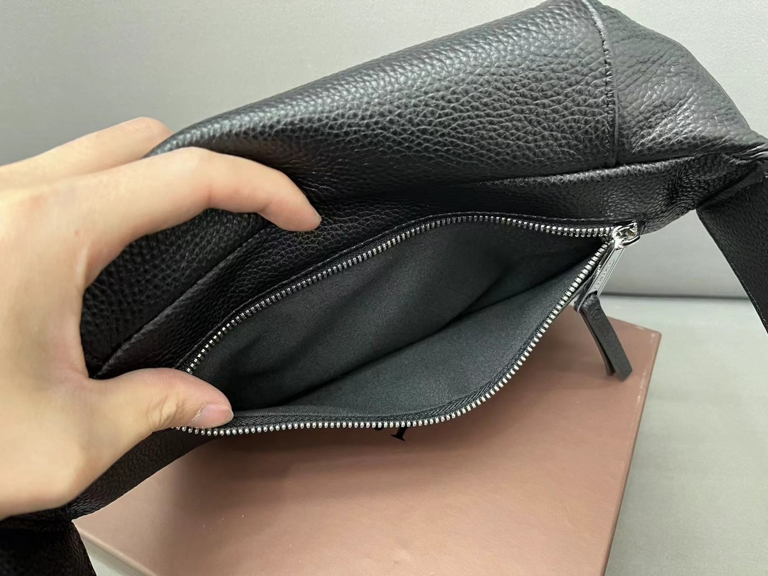 Burberry バーバリー 牛革のウエストバッグです。男女兼用のチェストバッグ、斜め掛けバッグとしても使用できます。