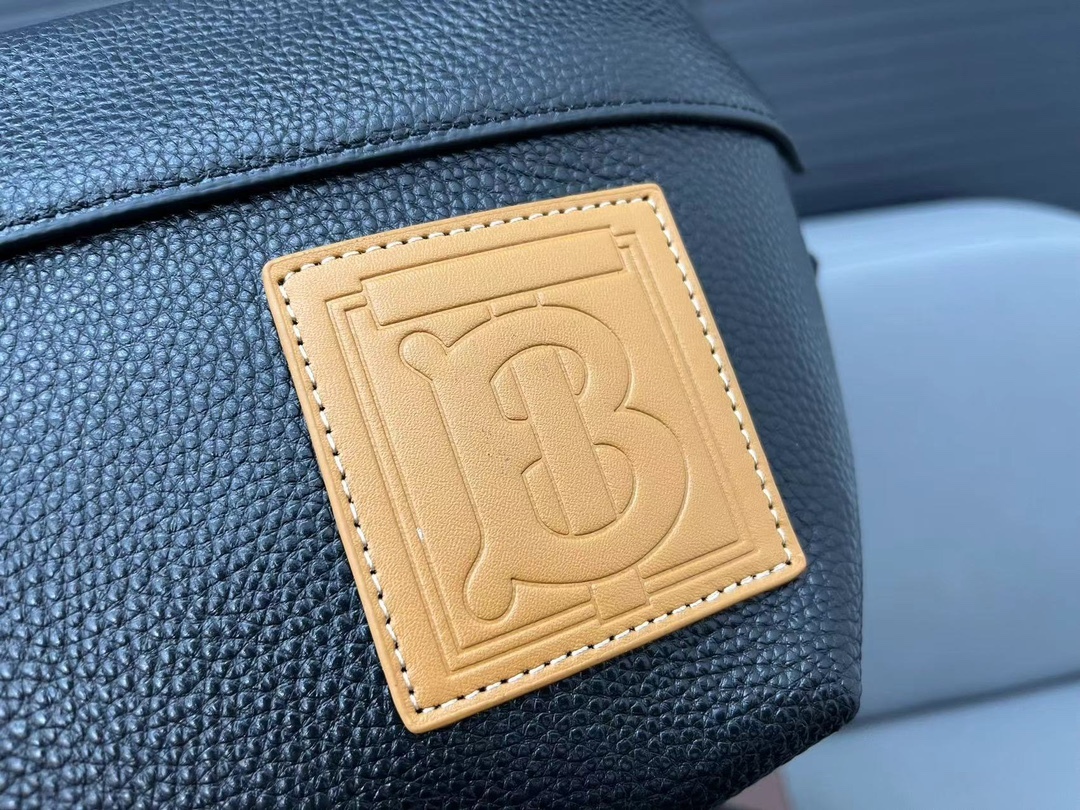 Burberry バーバリー 牛革のウエストバッグです。男女兼用のチェストバッグ、斜め掛けバッグとしても使用できます。