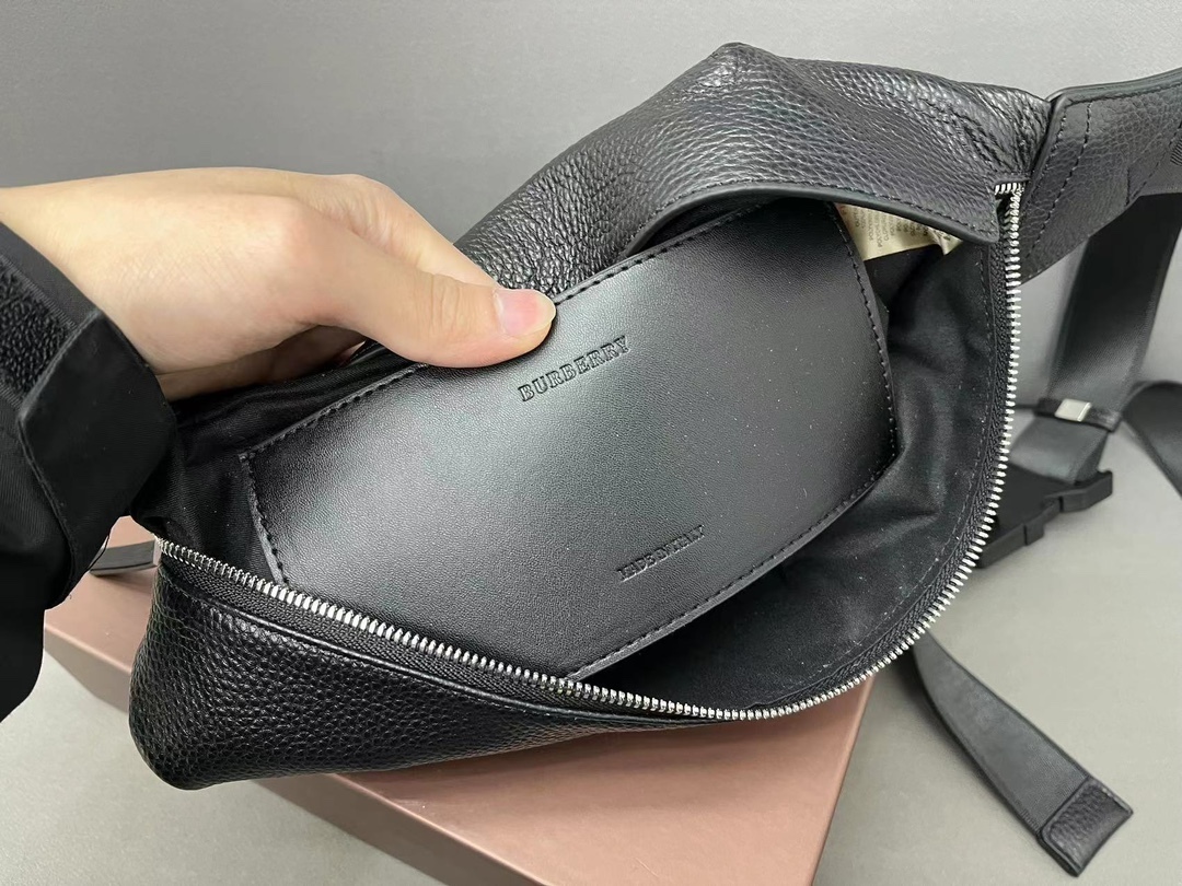 Burberry バーバリー 牛革のウエストバッグです。男女兼用のチェストバッグ、斜め掛けバッグとしても使用できます。