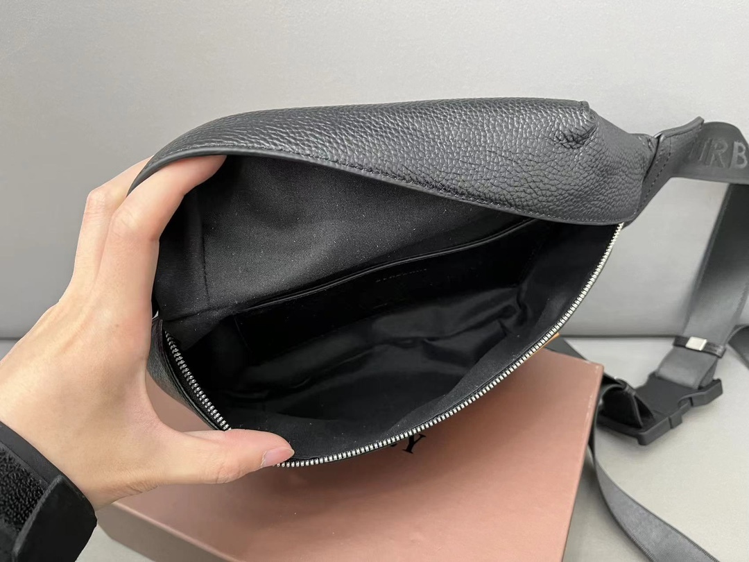 Burberry バーバリー 牛革のウエストバッグです。男女兼用のチェストバッグ、斜め掛けバッグとしても使用できます。