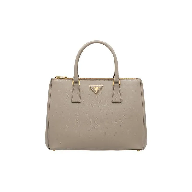 STORY雑誌掲載！高垣麗子さん愛用の新作バッグが登場！PRADA ガレリア スモール スクエア バッグ！！まさに「今」持ちたい！