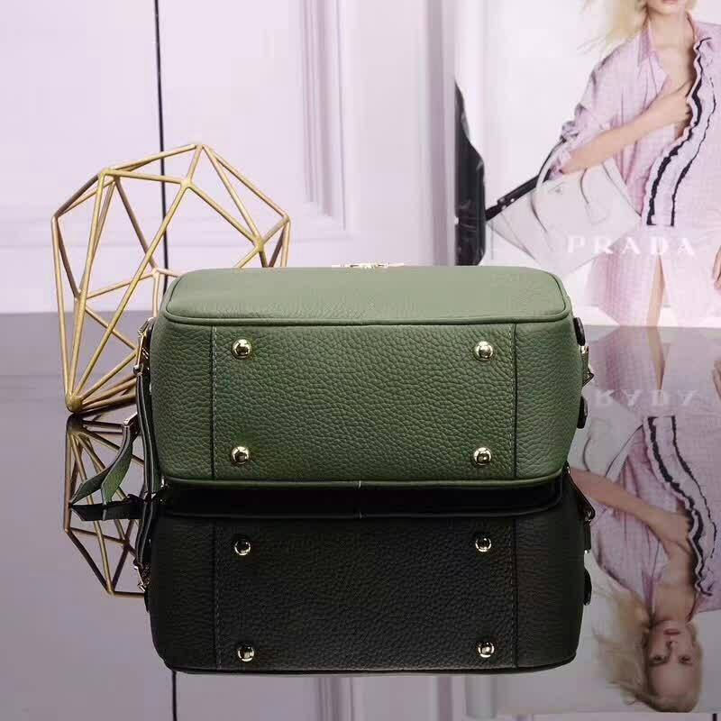 PRADA(プラダ) レザー ショルダーバッグ グリーン