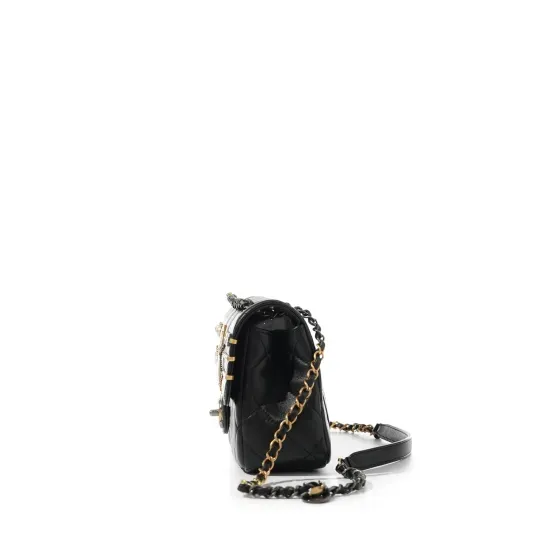 【CHANEL |公式サイトは正規品】雑誌「25ans」掲載中条あやみさん愛用している真珠ヘアピンマイクバッグ★完売続出オンラインの初販売！なくなり次第終了！