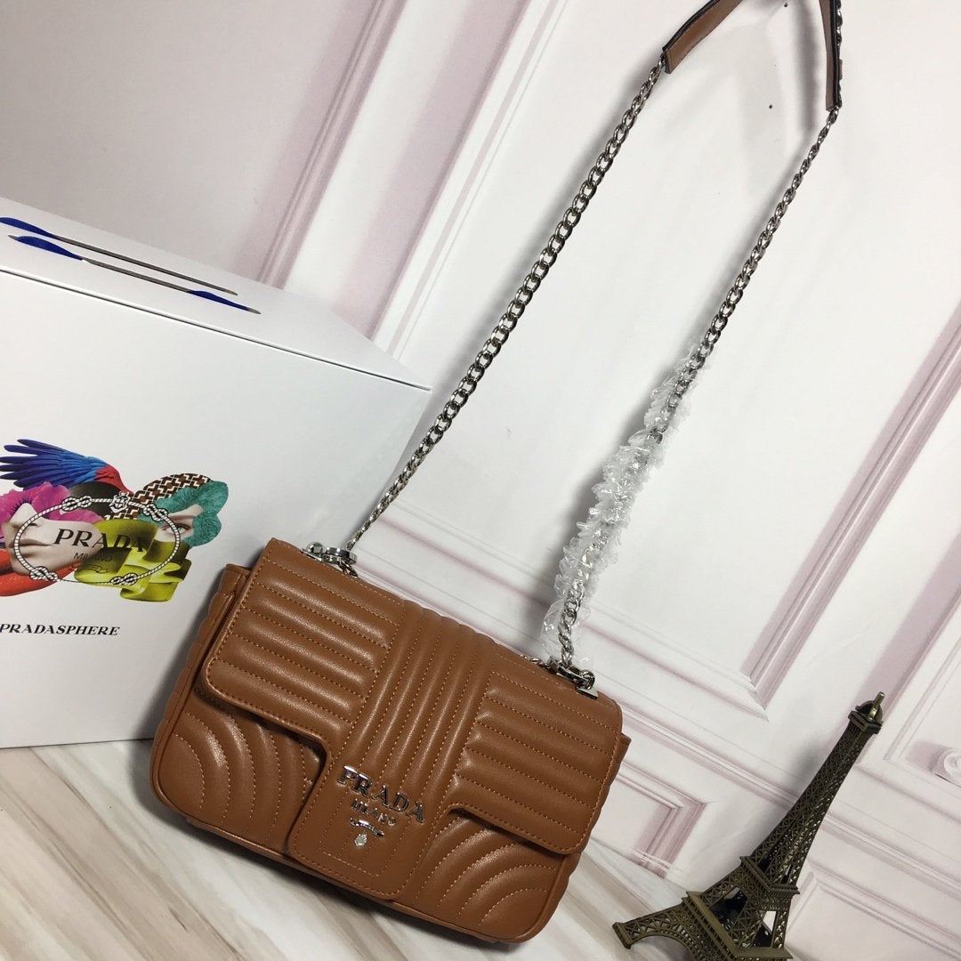 PRADA(プラダ) ダイアグラム レザー ショルダーバッグ ブラウン