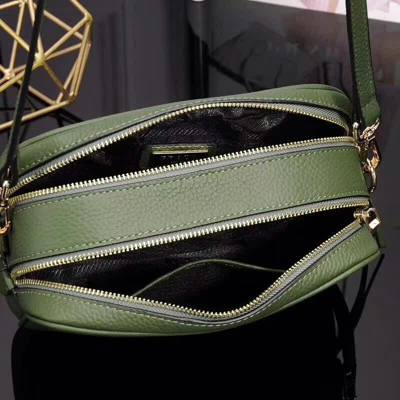 PRADA(プラダ) レザー ショルダーバッグ グリーン