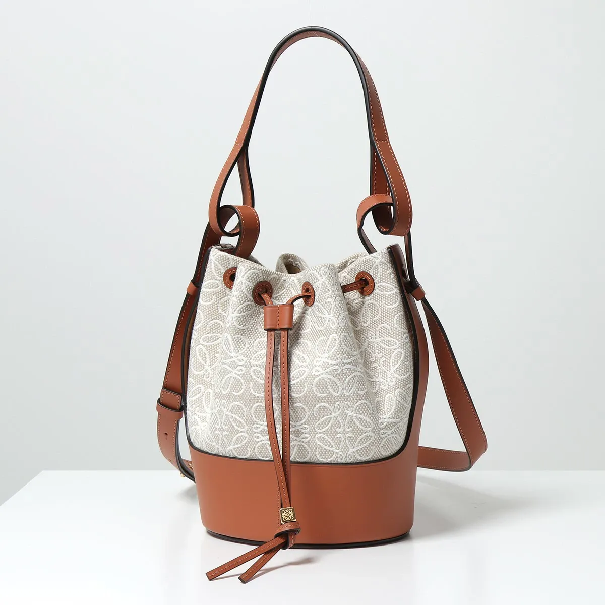 【2022年秋冬新作】LOEWE ロエベ ショルダーバッグ BALOON ANAGRAM S バルーンバッグ A710C31X41 レディース ハンドバッグ 巾着 レザー アナグラムジャガード 鞄 2426/ECRU/TAN