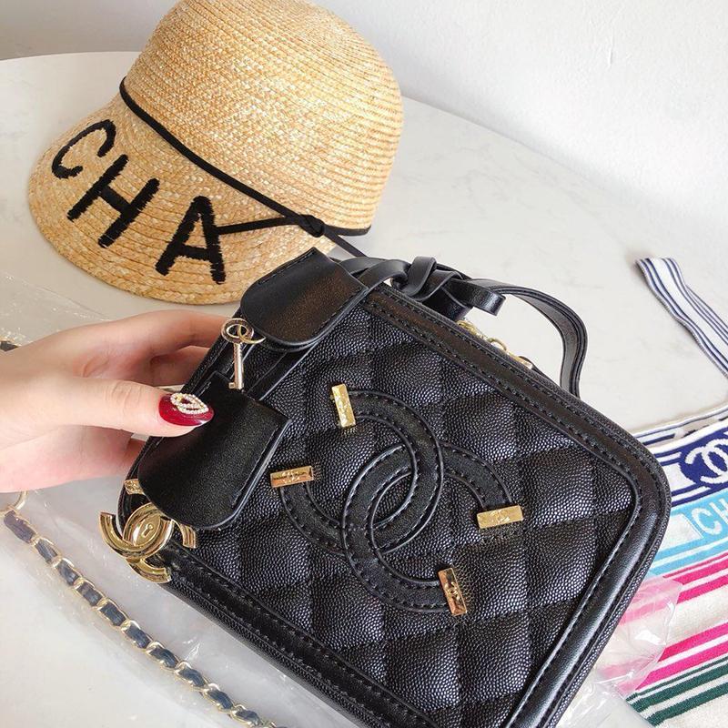 CHANEL(シャネル) チェーン クラッチ 3色