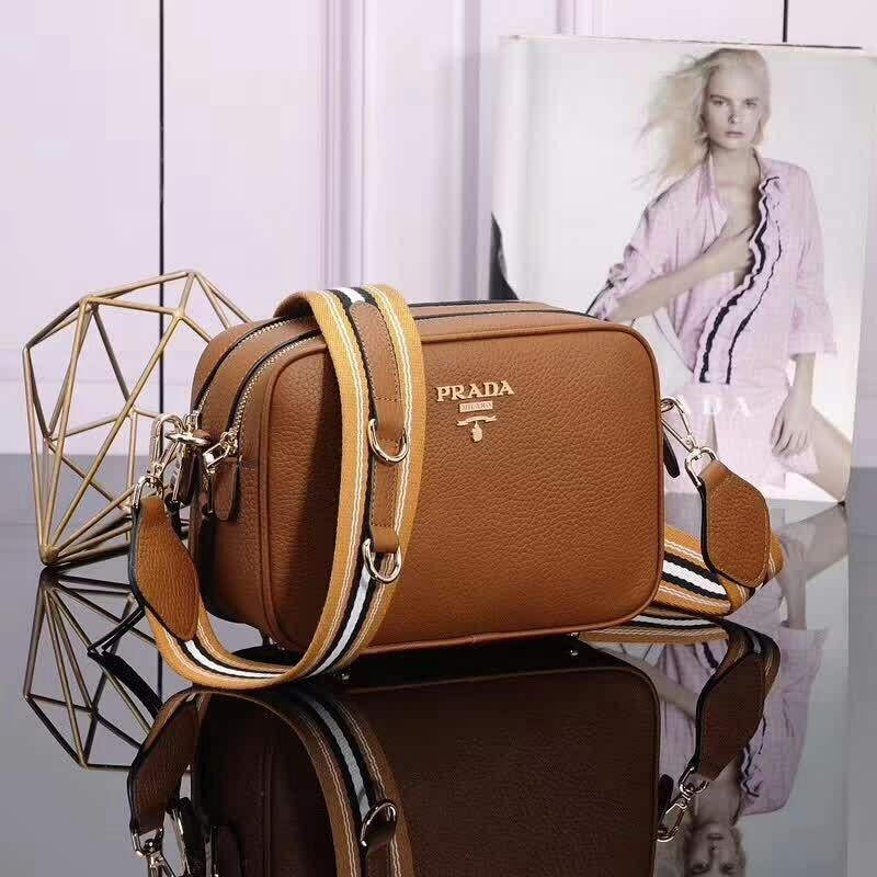 PRADA(プラダ) レザー ショルダーバッグ ブラウン