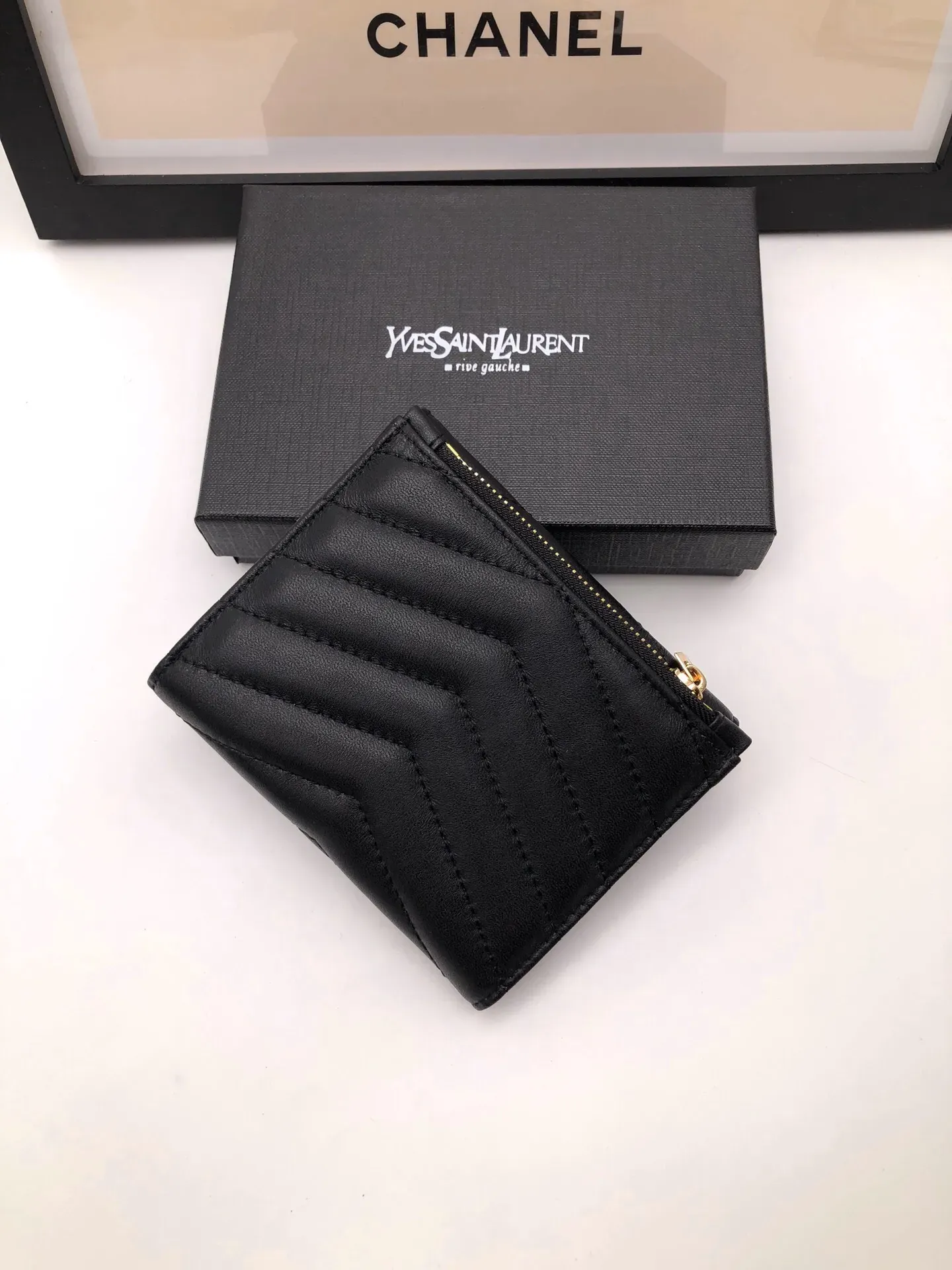 モノグラム コンパクト スリーフォールド ウォレット（ブラック／テクスチャードキルティングレザー）