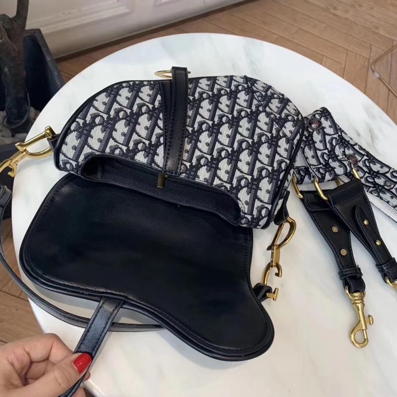 Dior(ディオール) オブリーク “Saddle” バッグ