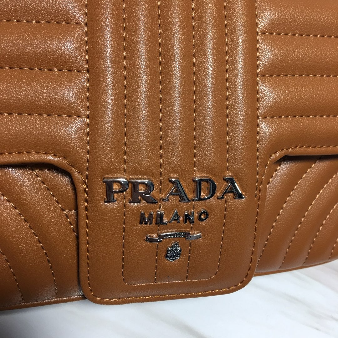 PRADA(プラダ) ダイアグラム レザー ショルダーバッグ ブラウン