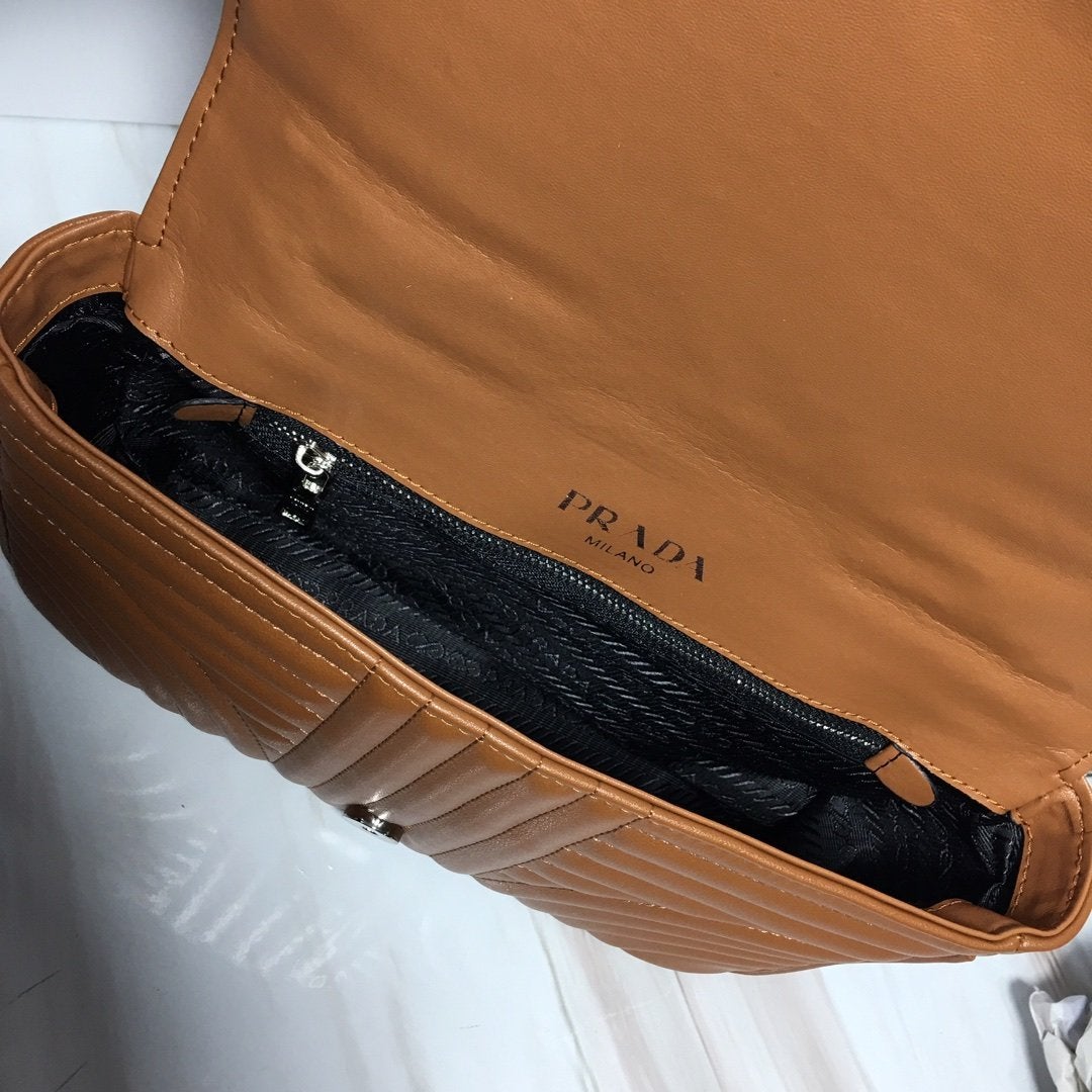 PRADA(プラダ) ダイアグラム レザー ショルダーバッグ ブラウン