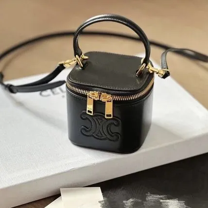 【CELINE】 セリーヌ★ 23SS ミニバニティケース トリオン３WAY