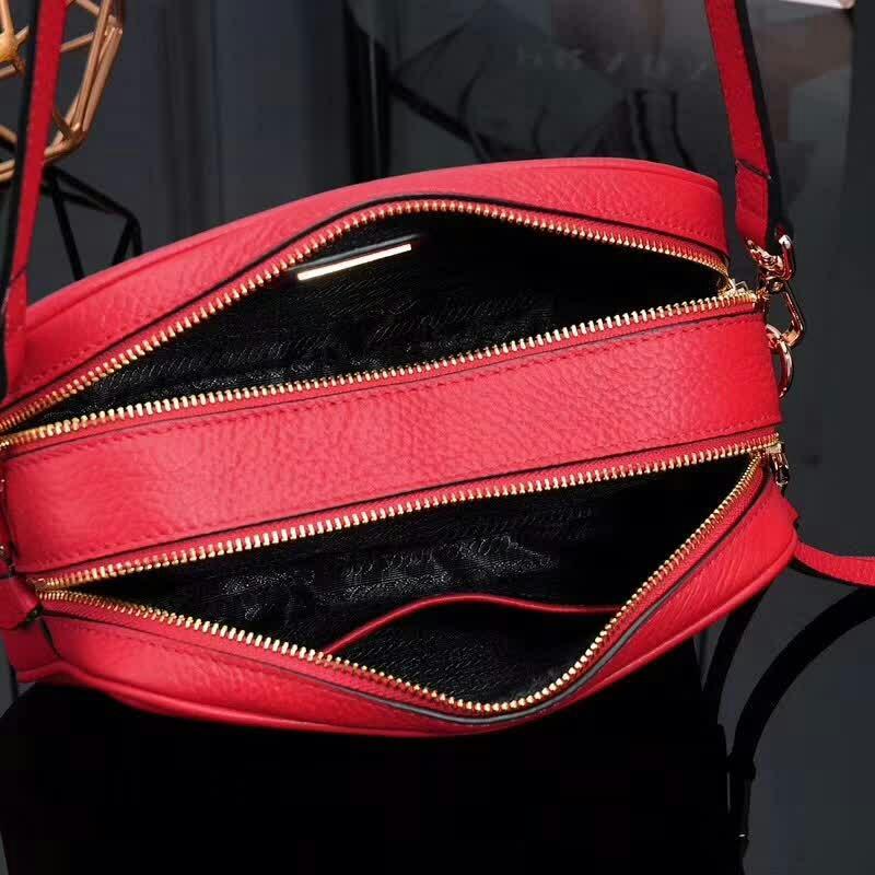 PRADA(プラダ) レザー ショルダーバッグ レッド