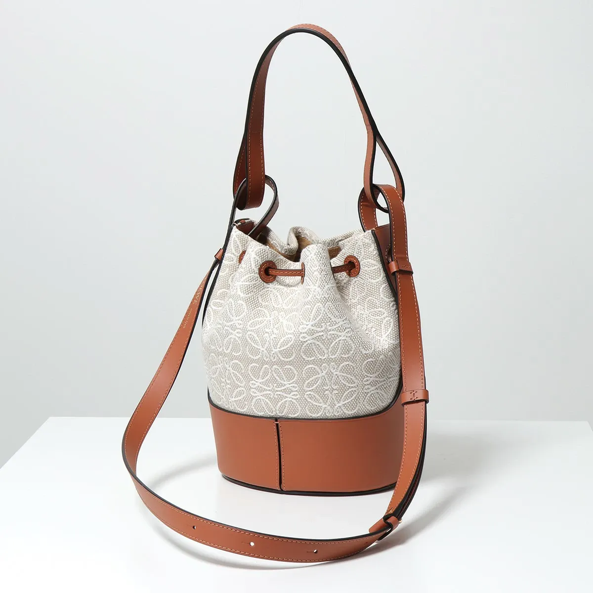 【2022年秋冬新作】LOEWE ロエベ ショルダーバッグ BALOON ANAGRAM S バルーンバッグ A710C31X41 レディース ハンドバッグ 巾着 レザー アナグラムジャガード 鞄 2426/ECRU/TAN
