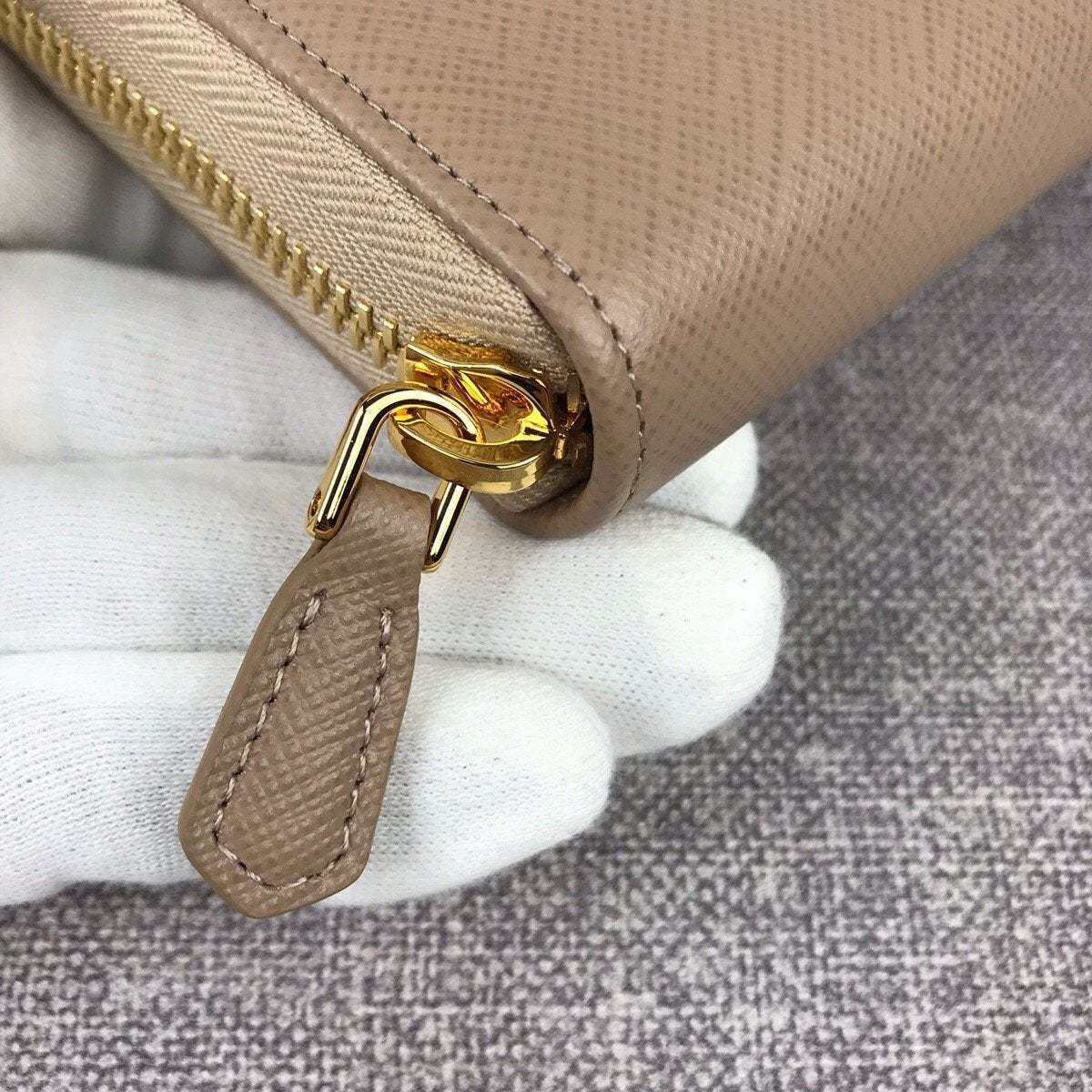 PRADA(プラダ) サフィアーノレザー 財布 カーキ