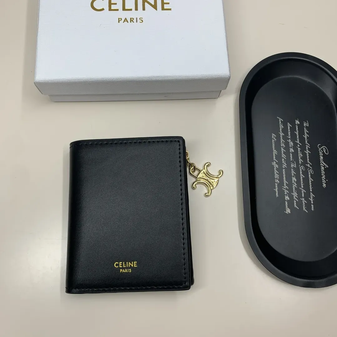 ギフトにも【CELINE】トリオンフ コンパクトウォレット