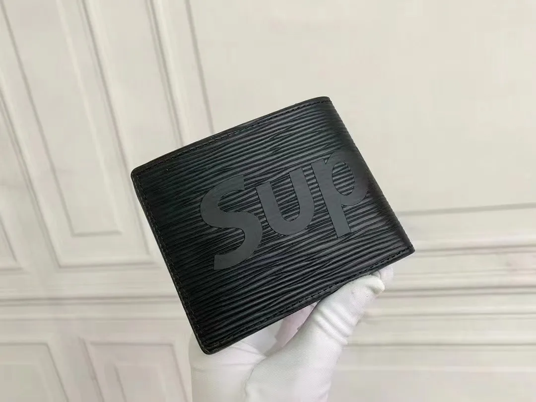 大人気コラボレーションSupreme X Louis Vuitton Logo ショート財布 2色