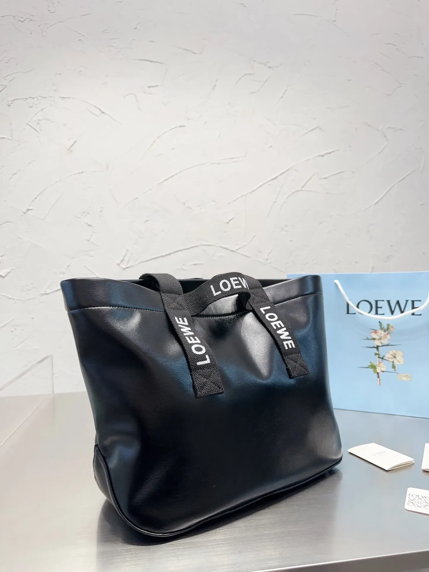 Loewe-ロエベ人気の大型ショッピングバッグ！