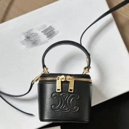 【CELINE】 セリーヌ★ 23SS ミニバニティケース トリオン３WAY