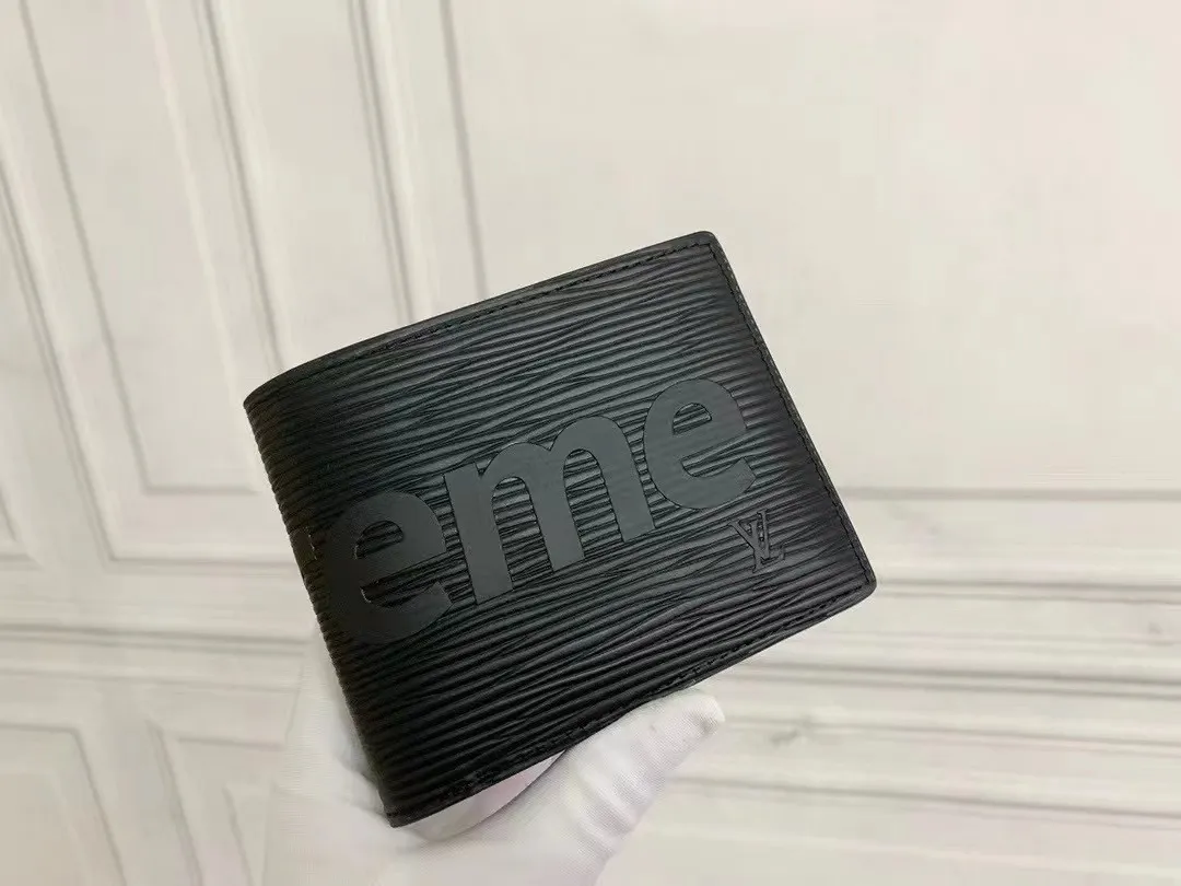 大人気コラボレーションSupreme X Louis Vuitton Logo ショート財布 2色