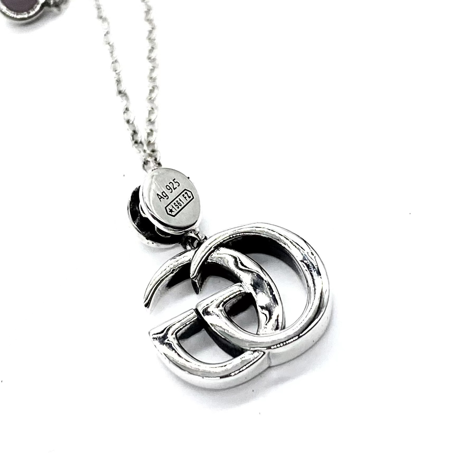 【新商品入荷】Gucc* ダブル G の真珠貝ネックレス アンティーク加工された純銀で、細部まで忠実に再現されています。