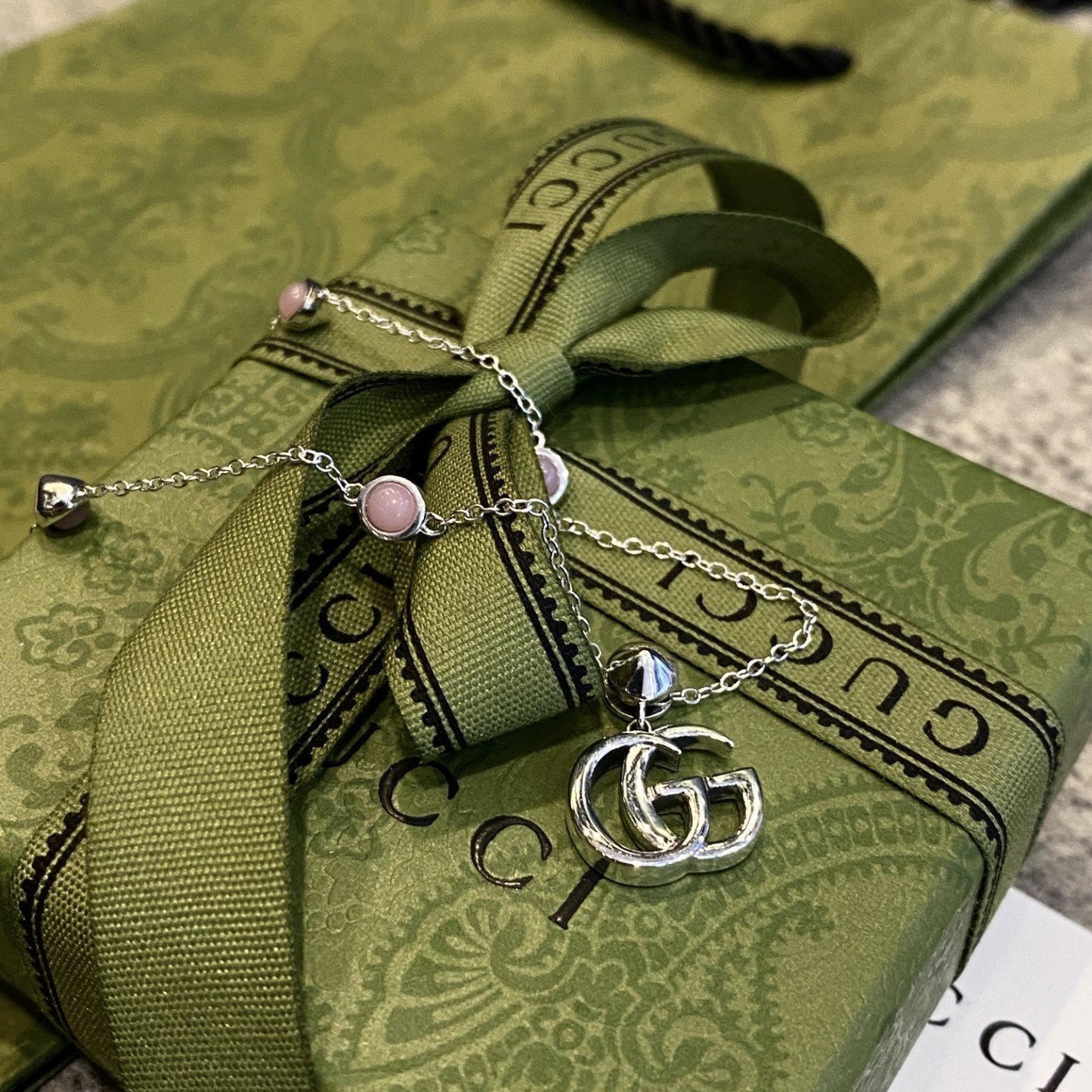 【新商品入荷】Gucc* ダブル G の真珠貝ネックレス アンティーク加工された純銀で、細部まで忠実に再現されています。