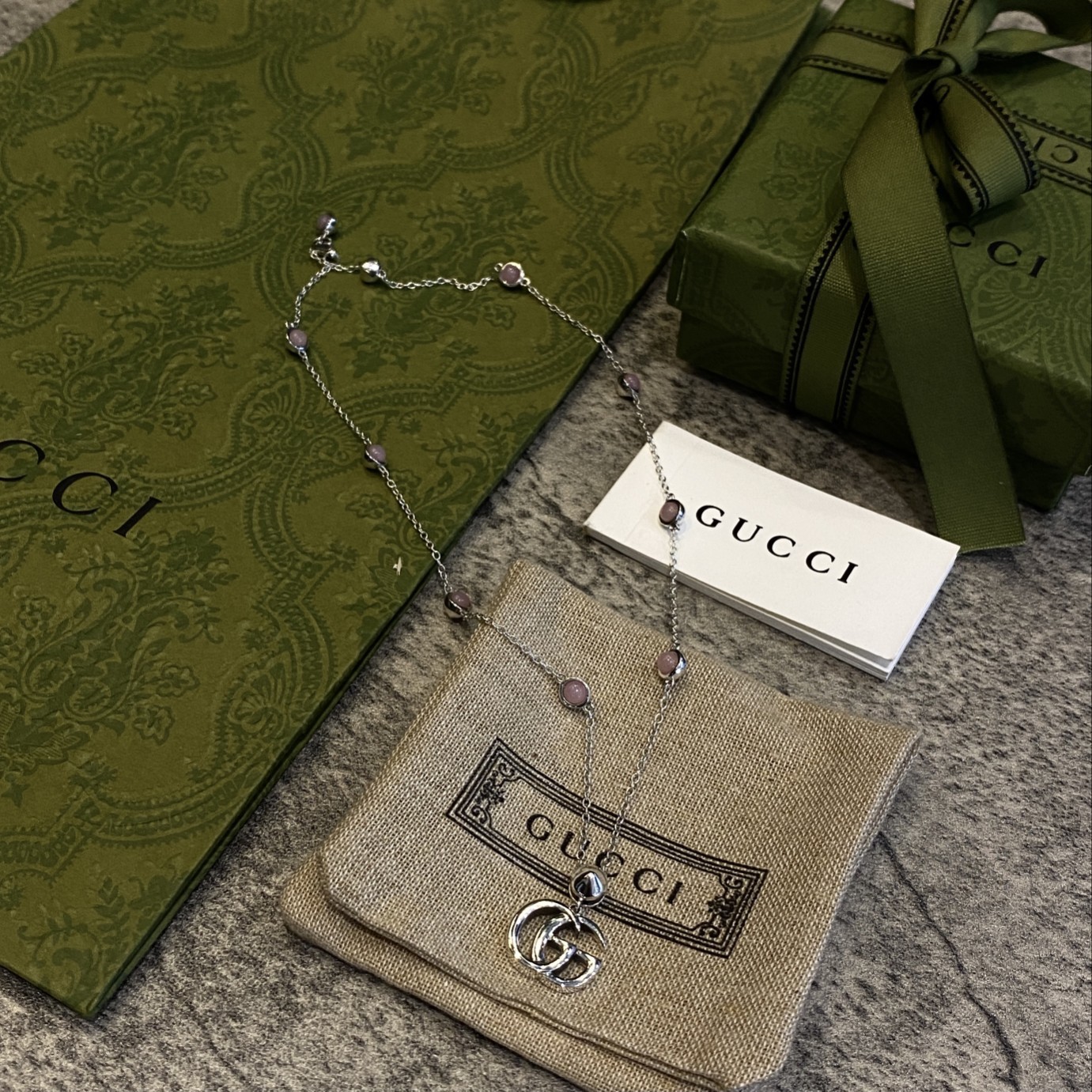 【新商品入荷】Gucc* ダブル G の真珠貝ネックレス アンティーク加工された純銀で、細部まで忠実に再現されています。