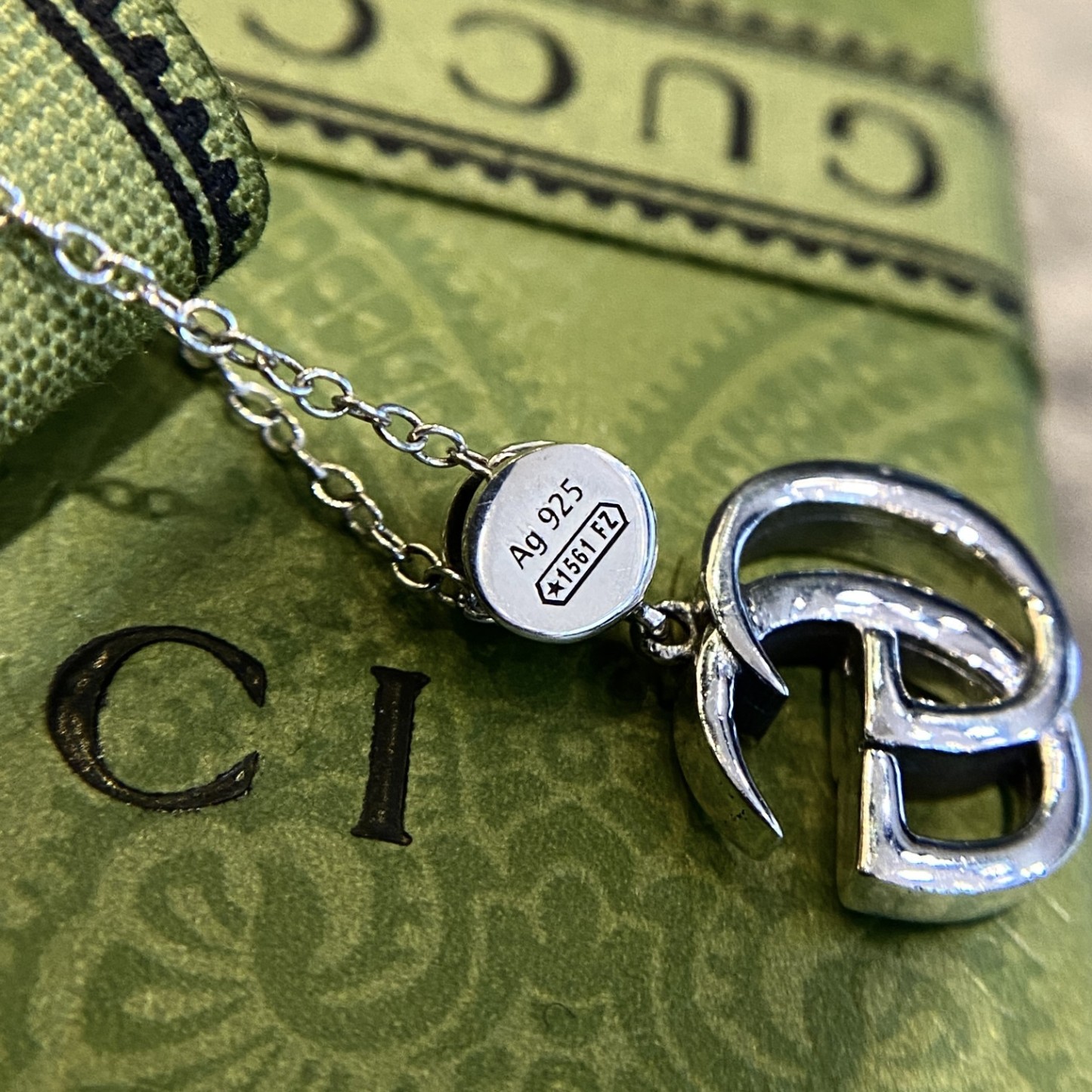 【新商品入荷】Gucc* ダブル G の真珠貝ネックレス アンティーク加工された純銀で、細部まで忠実に再現されています。