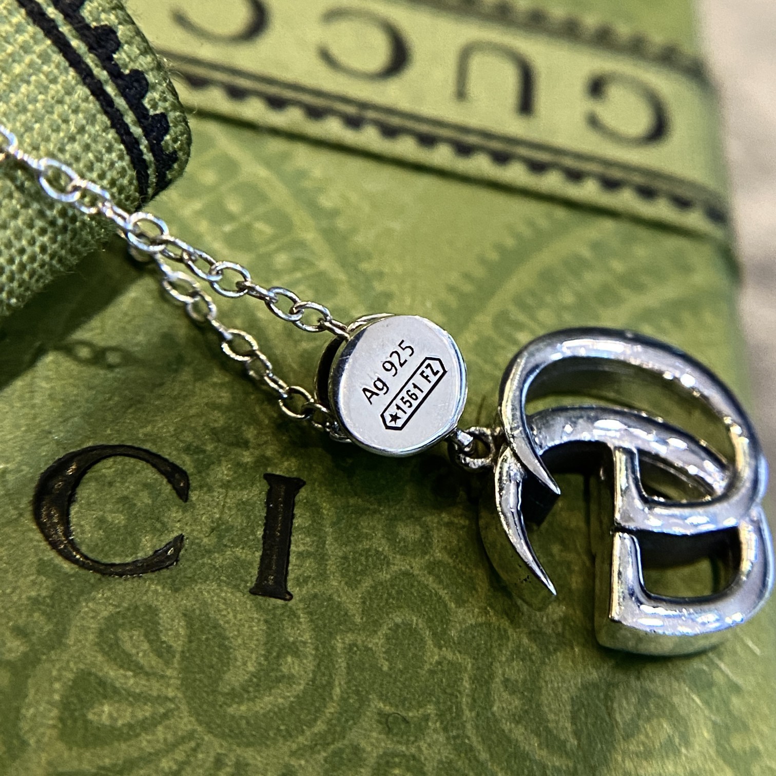 【新商品入荷】Gucc* ダブル G の真珠貝ネックレス アンティーク加工された純銀で、細部まで忠実に再現されています。