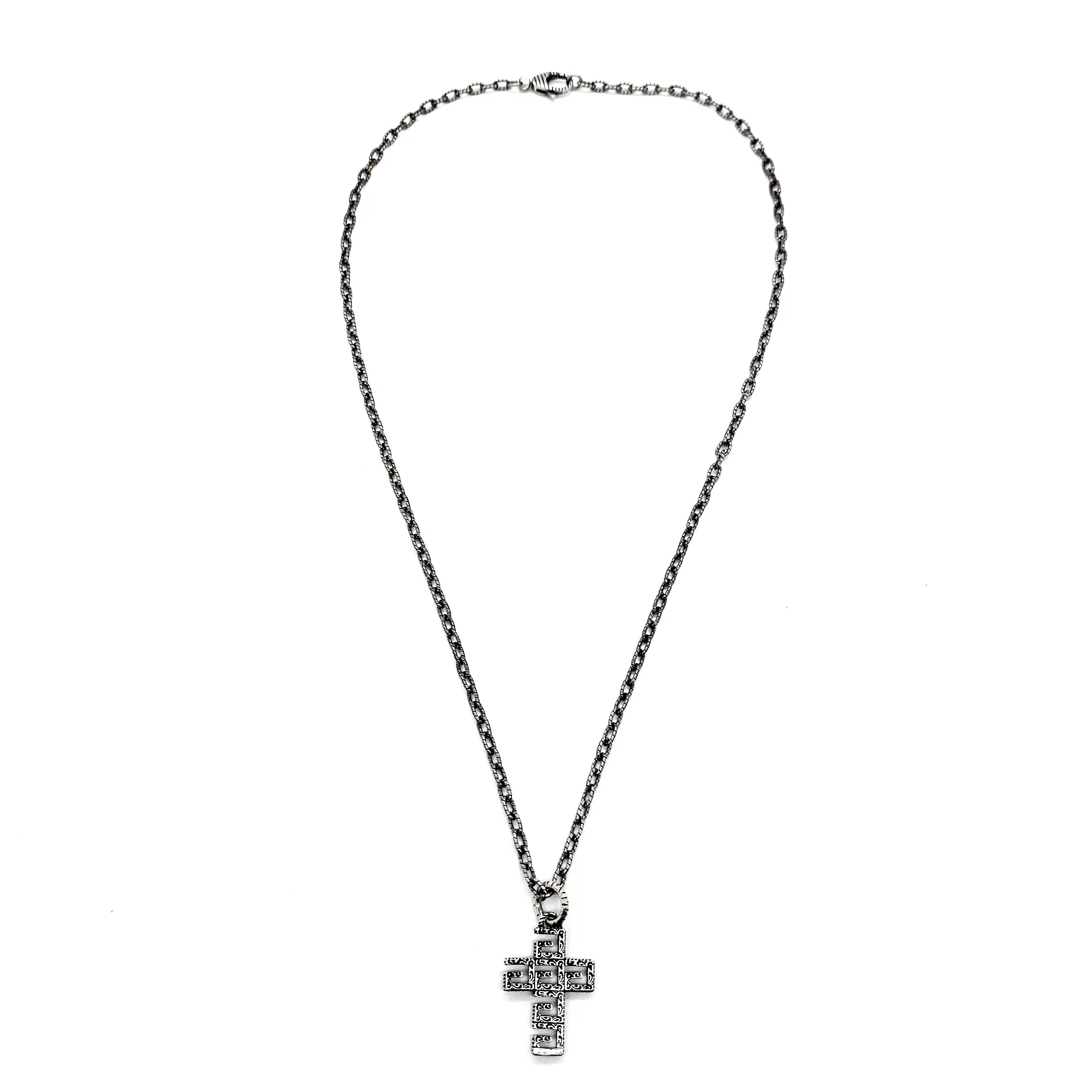 Gucc* の G 文字入りの十字架型の透かし彫りネックレス