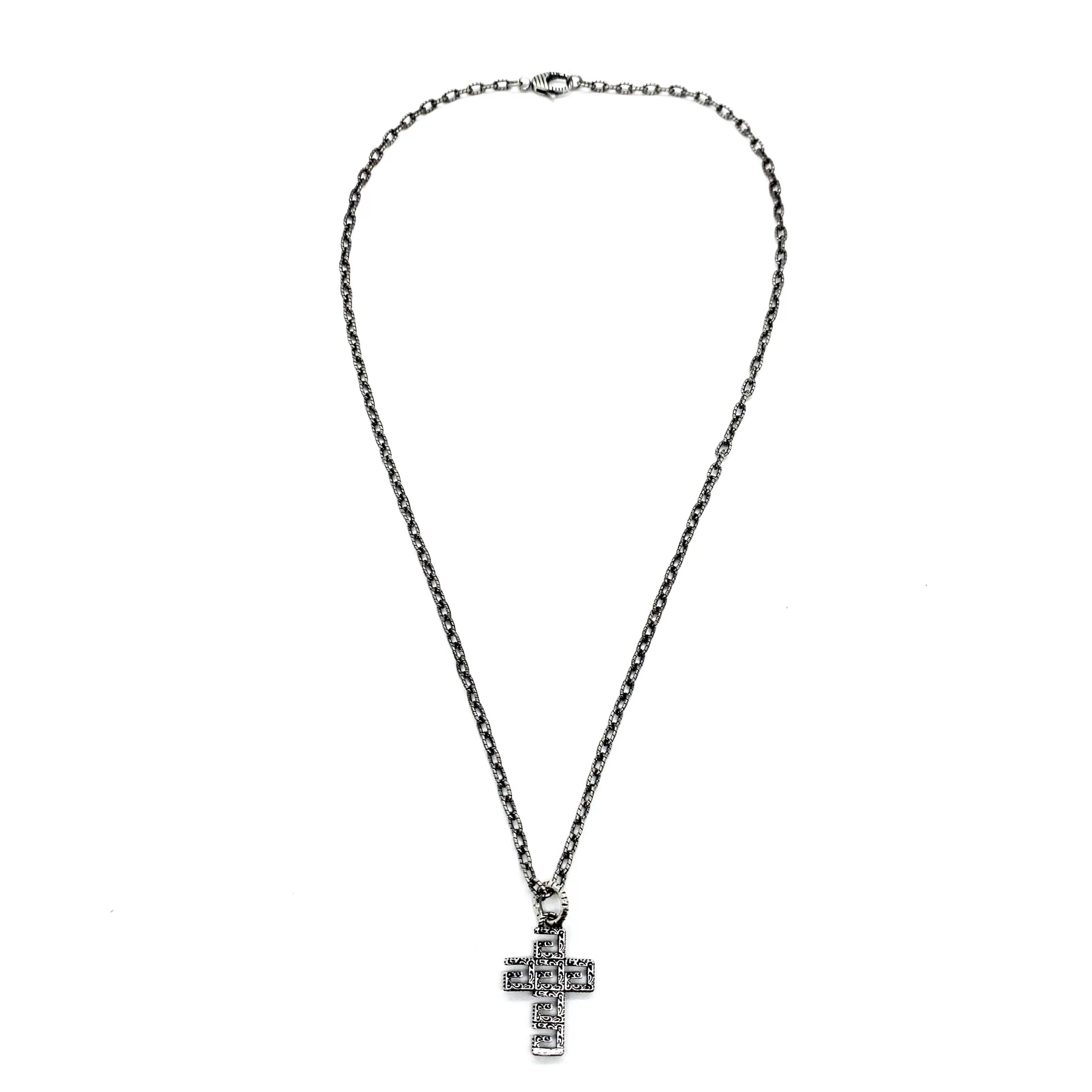 Gucc* の G 文字入りの十字架型の透かし彫りネックレス