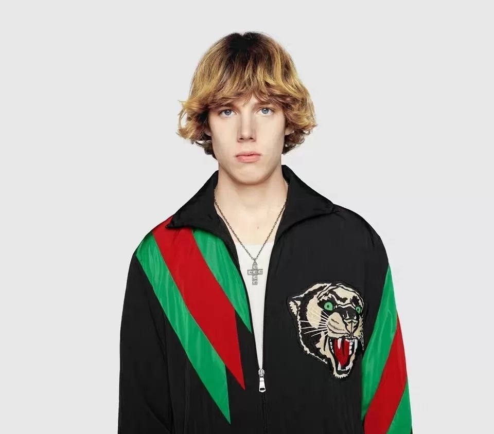 Gucc* の G 文字入りの十字架型の透かし彫りネックレス