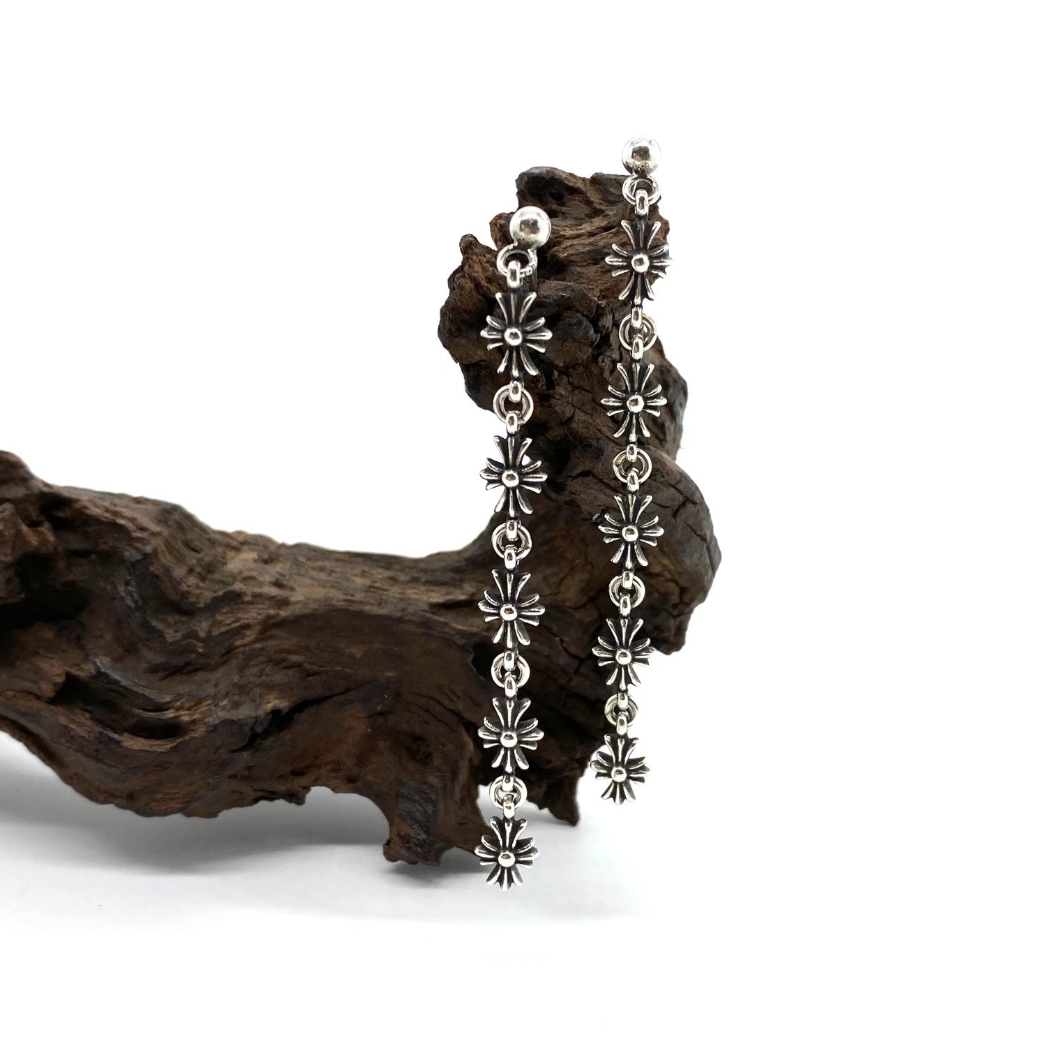 Chrome Hearts（クロム・ハーツ）の五つのセクションからなるクロスフラワーイヤリング