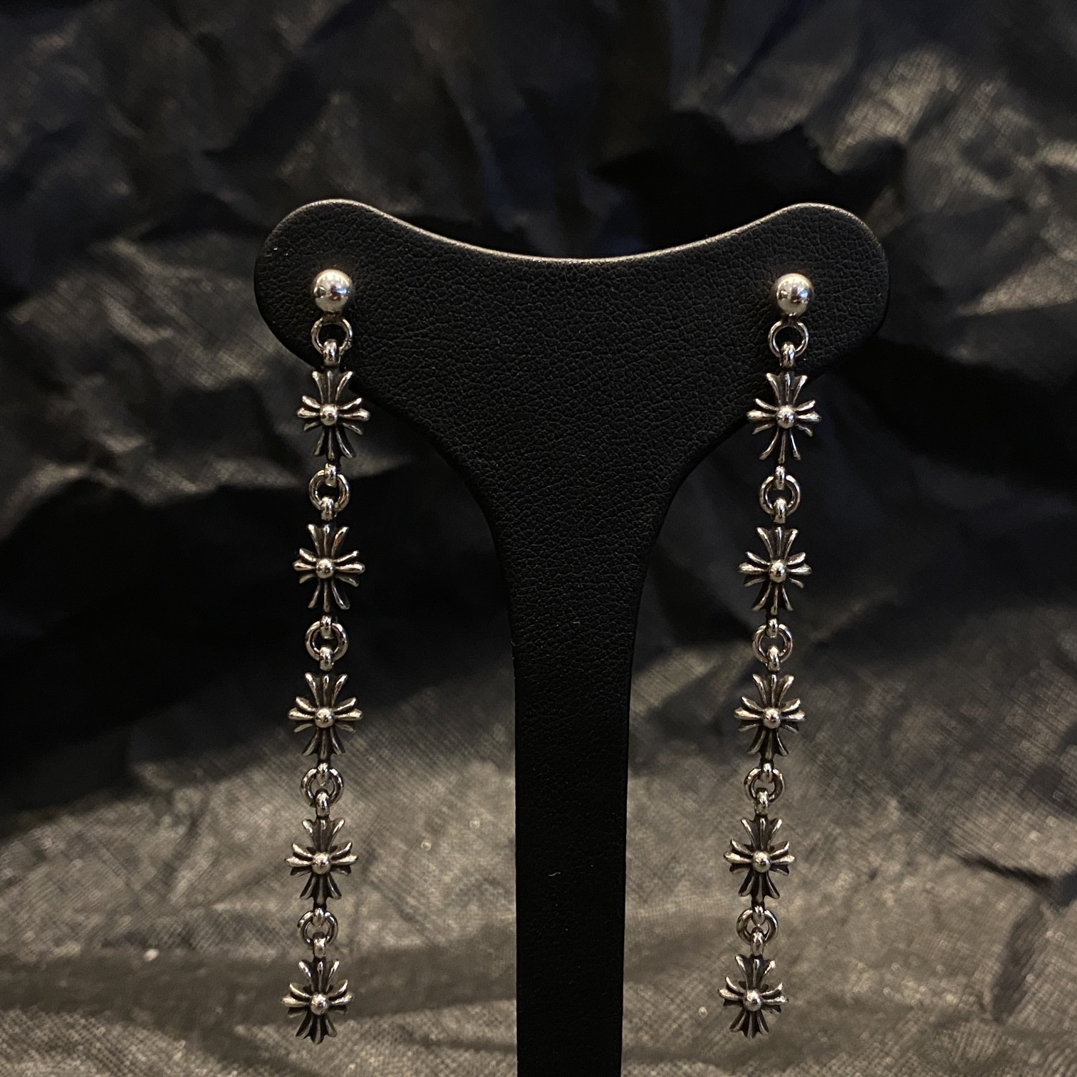 Chrome Hearts（クロム・ハーツ）の五つのセクションからなるクロスフラワーイヤリング