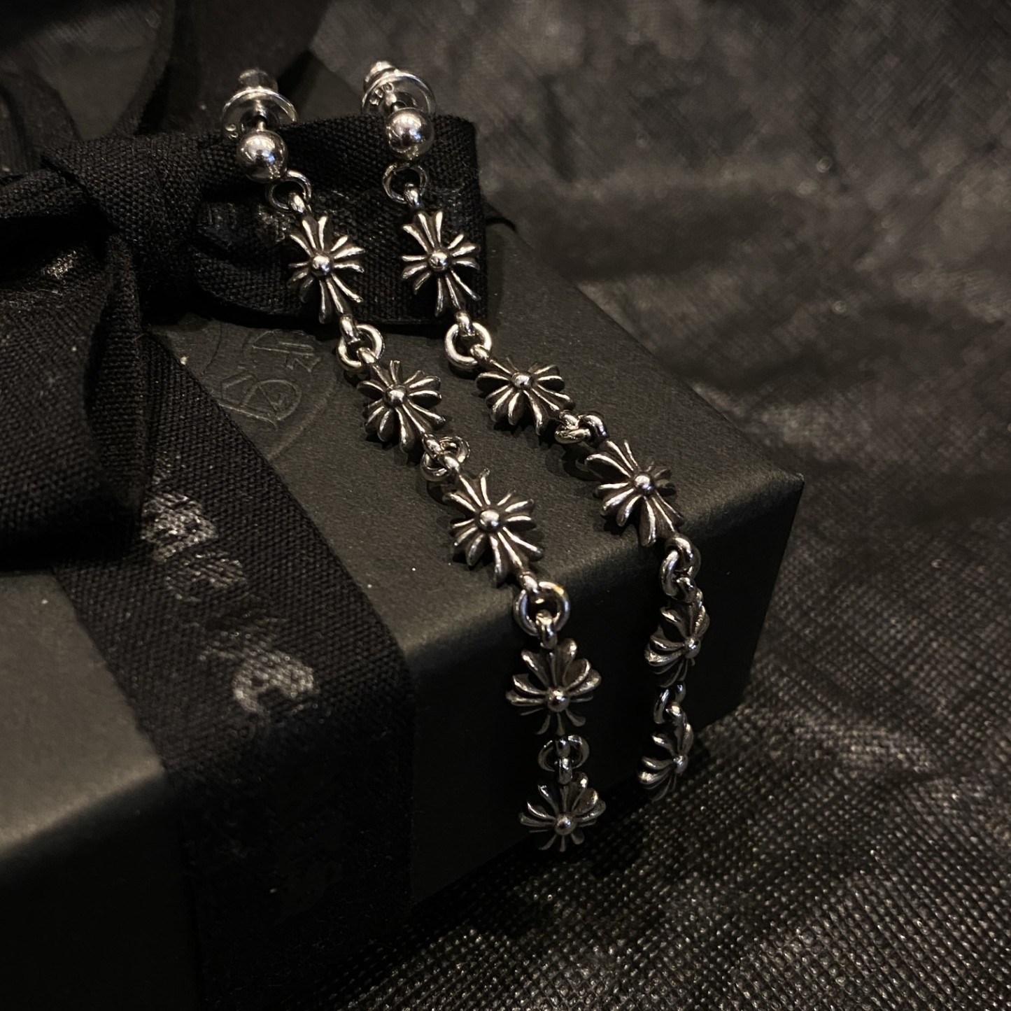 Chrome Hearts（クロム・ハーツ）の五つのセクションからなるクロスフラワーイヤリング