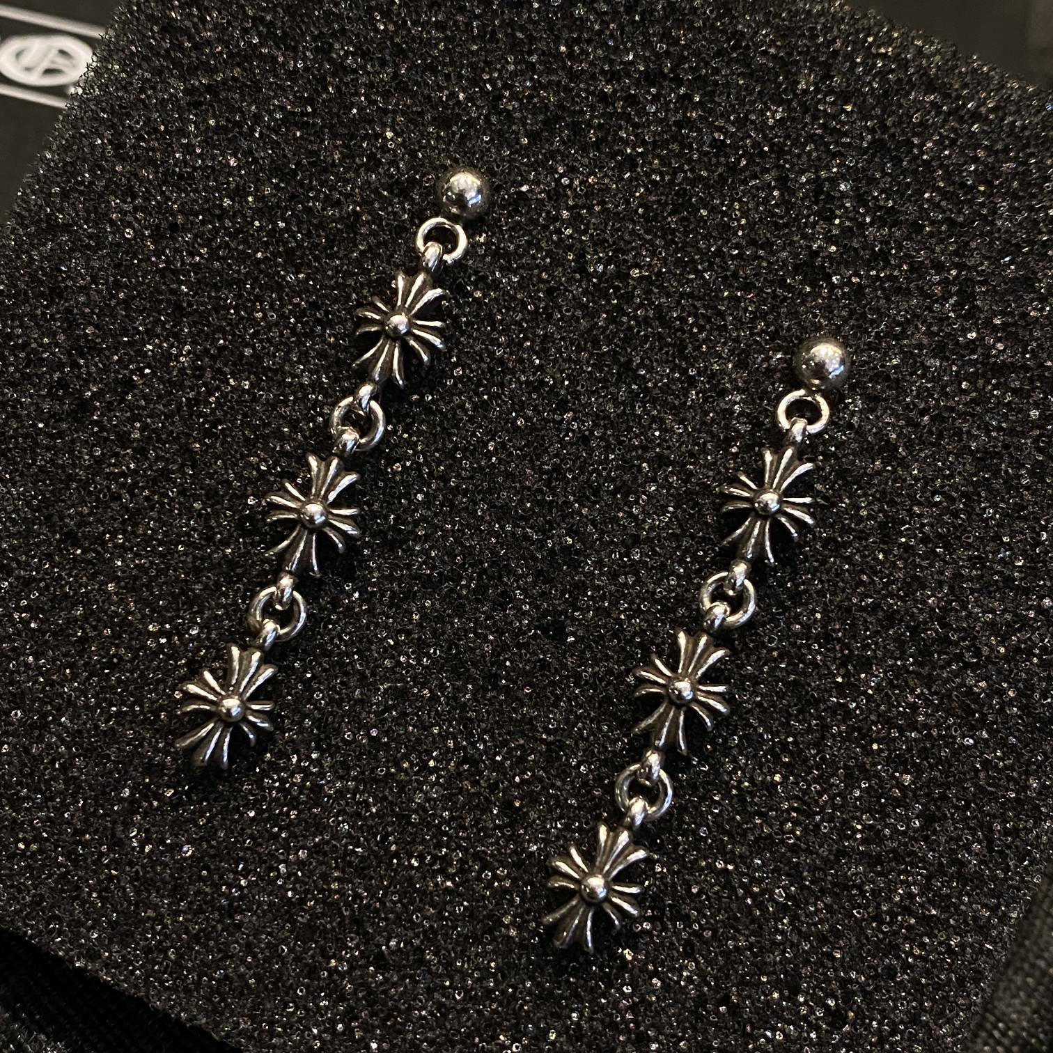 Chrome Hearts（クロム・ハーツ）の三つのセクションからなるクロスフラワーイヤリング