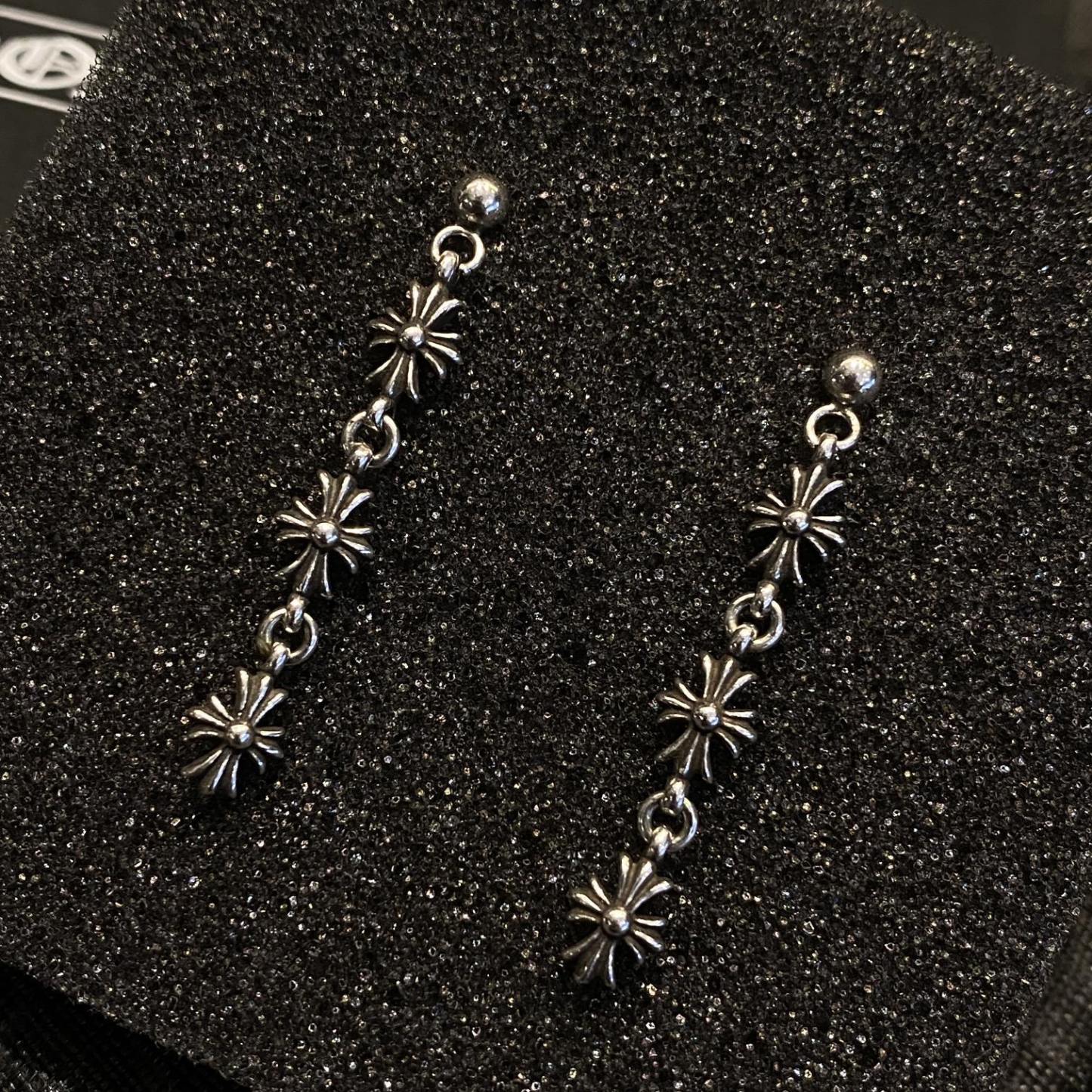 Chrome Hearts（クロム・ハーツ）の三つのセクションからなるクロスフラワーイヤリング