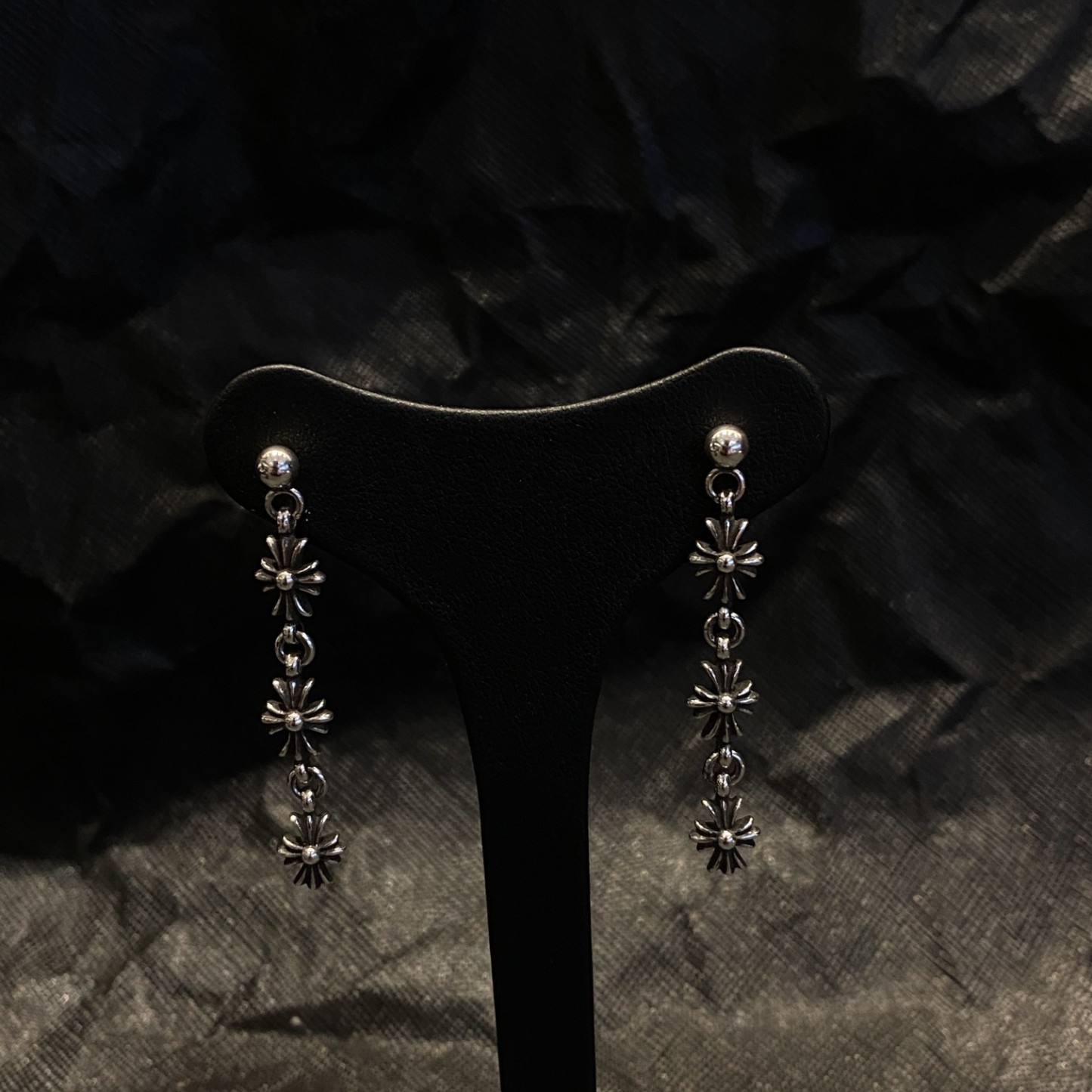 Chrome Hearts（クロム・ハーツ）の三つのセクションからなるクロスフラワーイヤリング