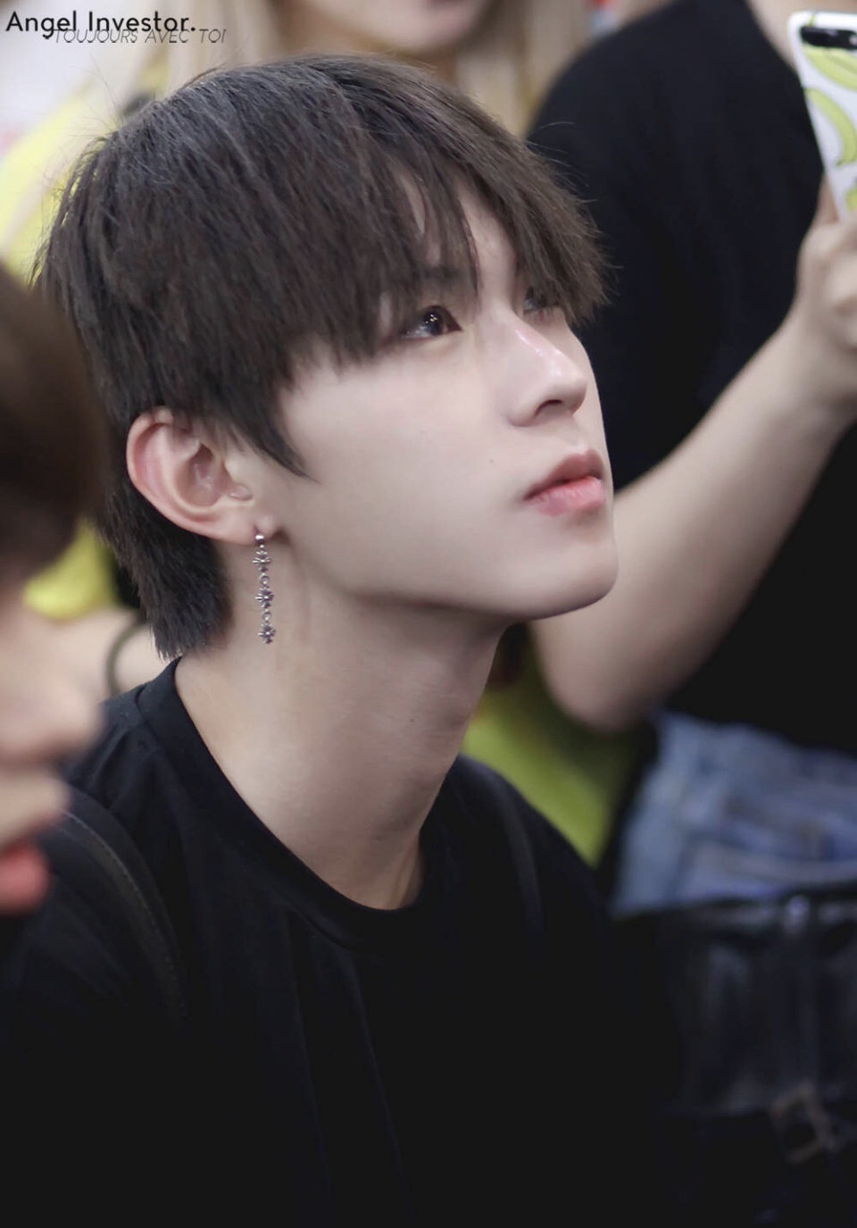 Chrome Hearts（クロム・ハーツ）の三つのセクションからなるクロスフラワーイヤリング